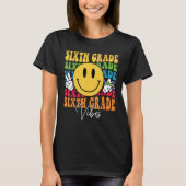 Groovy Retro Sixth Grade Vibes Face Teachers Back Tシャツ (正面)