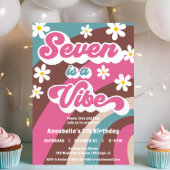 Groovy SevenはVibeピンクのティール（緑がかった色）女の子7歳の誕生日である 招待状