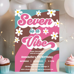 Groovy SevenはVibeピンクのティール(緑がかった色)女の子7歳の誕生日である 招待状