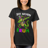 Groovy Six Seven Bruh Alligator Dabbing Mardi Gras Tシャツ (正面)