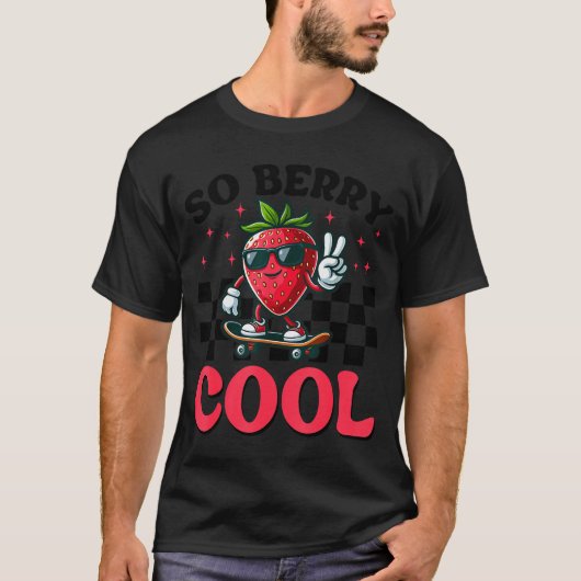 Groovy So Berry Cool Fruit Lover Strawberry Season Tシャツ (正面)