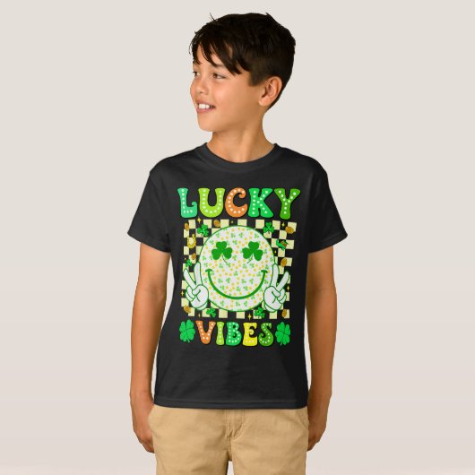 Groovy St Patricks Day Lucky Vibes Shamrock Women Tシャツ (正面フル)