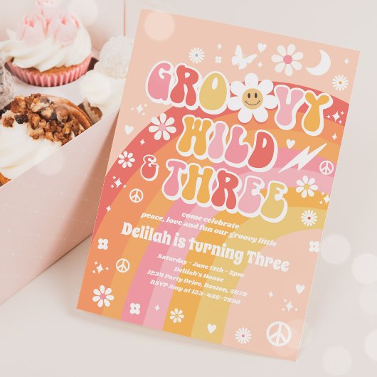 Groovy Wildと3つのHippie 3番目の誕生日パーティー 招待状
