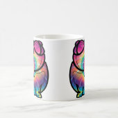 Groovy Yoga Bulldog:おもしろい絞り染めの色 コーヒーマグカップ (中央)