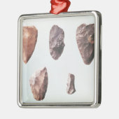 Grotte deからの有史以前の石器、 メタルオーナメント (左)