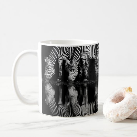 Group of Plains Zebra Drink Together at Night コーヒーマグカップ (ドーナツ)