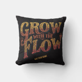 Grow With The Flow カスタムネーム レトロ70年代 タイポグラフィ クッション (正面)