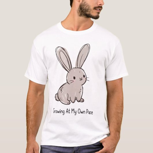 Growing At My Own Pace Cute Bunny Tシャツ (正面)