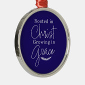 Growing in Grace Blue and White Round Christmas メタルオーナメント (右)