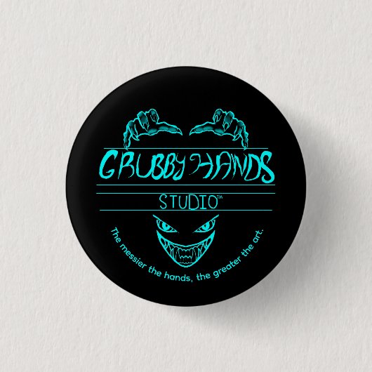 Grubby Hands Studio ロゴ + モットーボタンピン 缶バッジ (正面)