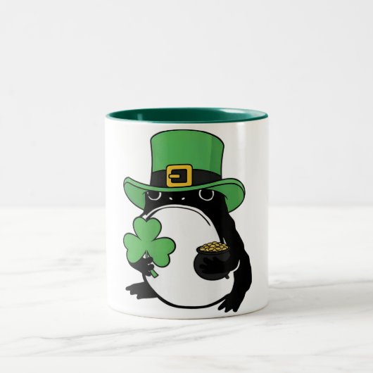Grumpy Frog Japanese St. Patricks Day Shamrock ツートーンマグカップ (中央)