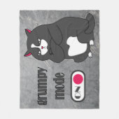 Grumpy mode on funny fat cat フリースブランケット (正面)