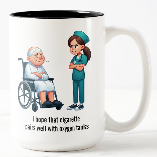 Grumpy Nurse Versus Smoking Senior ツートーンマグカップ