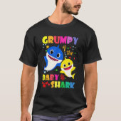 Grumpy Of The Birthday Shark Dad Mom Matching Fami Tシャツ (正面)