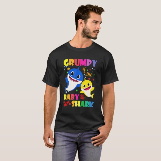 Grumpy Of The Birthday Shark Dad Mom Matching Fami Tシャツ (正面フル)