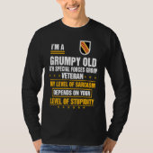 Grumpy Old 5th Special Forces Group Veteran Father Tシャツ (正面)