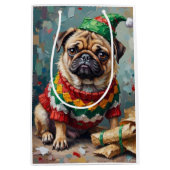 Grumpy Pug Dog in Elf Hat Funny Christmas Art ミディアムペーパーバッグ (正面)