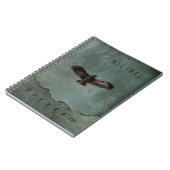 Grundyの緑及び灰色の背景のカラス飛行中に ノートブック (左側)