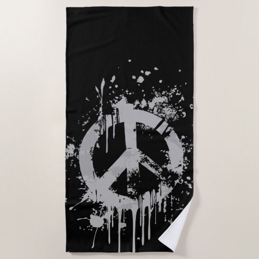 Grunge Peace Symbol – Urban Street Art Design ビーチタオル (正面)