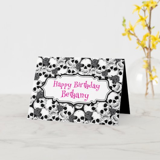 Grunge Skulls and Roses Goth Birthday カード (黄色い花)