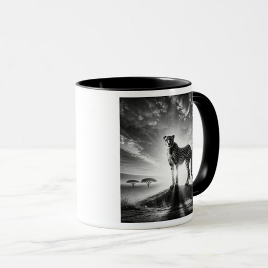 Guépard majestueux sur un rocher. マグカップ (正面右)
