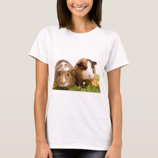 guinea pigs on a lawn tシャツ (正面)