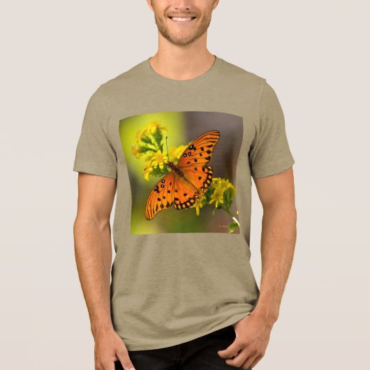 Gulf Fritillary aka Passion Butterfly on Goldenrod トライブレンドＴシャツ (正面)