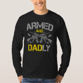 Gun American Flag  Armed And Dadly  Deadly Fathers Tシャツ (正面)