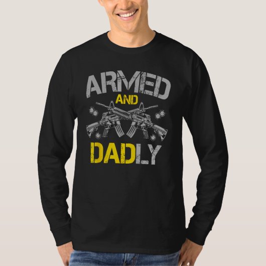 Gun American Flag  Armed And Dadly  Deadly Fathers Tシャツ (正面)