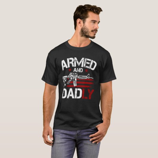 Gun American Flag  Armed And Dadly  Deadly Fathers Tシャツ (正面フル)
