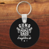 Guns Don't Kill People Dads With Pretty Daughters  キーホルダー (正面)