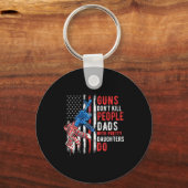 Guns Don't Kill People Dads With Pretty Daughters  キーホルダー (正面)