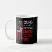Guns Don't Kill People Dads With Pretty Daughters  コーヒーマグカップ (左)