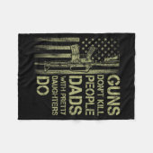 Guns Don't Kill People Dads With Pretty Daughters  フリースブランケット (正面(横))