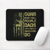 Guns Don't Kill People Dads With Pretty Daughters  マウスパッド (マウス)