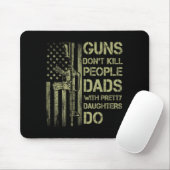 Guns Don't Kill People Dads With Pretty Daughters  マウスパッド (マウス)