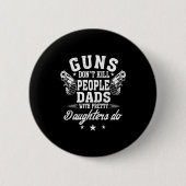 Guns Don't Kill People Dads With Pretty Daughters  缶バッジ (正面)