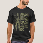 Guns Don't Kill People Dads With Pretty Daughters  Tシャツ (正面)