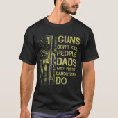 Guns Don't Kill People Dads With Pretty Daughters  Tシャツ (正面)