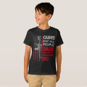 Guns Don't Kill People Dads With Pretty Daughters  Tシャツ (正面フル)