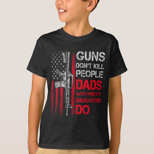 Guns Don't Kill People Dads With Pretty Daughters  Tシャツ (正面)