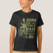 Guns Don't Kill People Dads With Pretty Daughters  Tシャツ (正面)