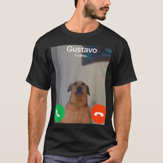 Gustavo The Dog Is Calling Funny Meme Gen Z Alpha  Tシャツ (正面)
