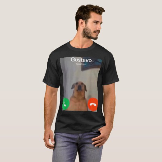 Gustavo The Dog Is Calling Funny Meme Gen Z Alpha  Tシャツ (正面フル)