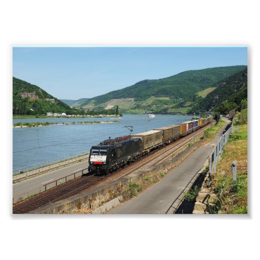 Güterzug in Assmanshausen am Rhein フォトプリント (正面)