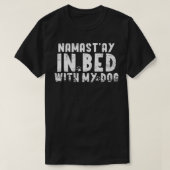 Hでかわいい犬の怠け者の滞在と私のベッドの中にNamastay Tシャツ (デザイン正面)