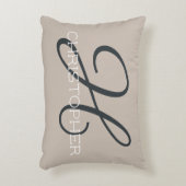 Hのイニシャル　パーソナライズドネーム　テープ タン ニュートラル アクセントクッション (正面(垂直))