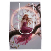 Hada mágica entre flores de cerezo – Ilustración d ミディアムペーパーバッグ (裏面)