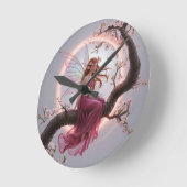 Hada mágica entre flores de cerezo – Ilustración d ラウンド壁時計 (傾斜)
