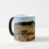 Hadrianの壁、ノーサンバーランド、イギリス モーフィングマグカップ (正面左)